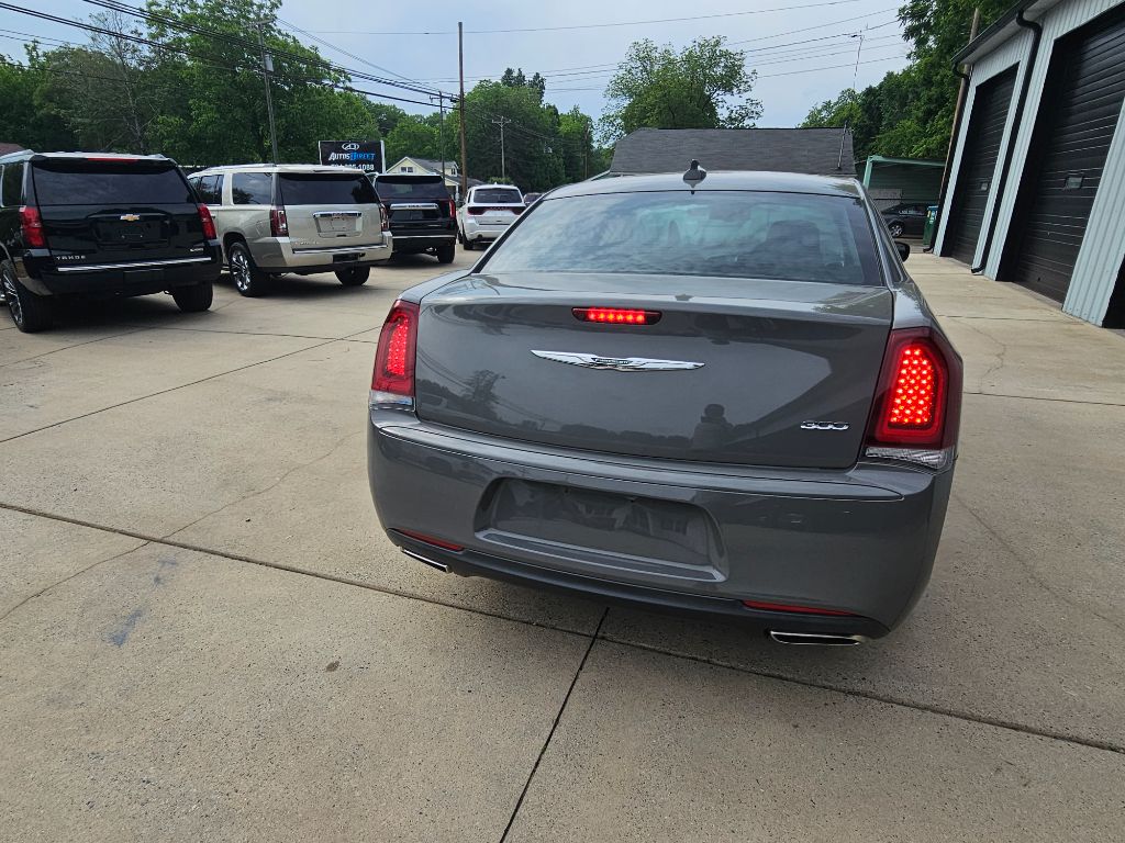 2019 Chrysler 300 Touring photo 16