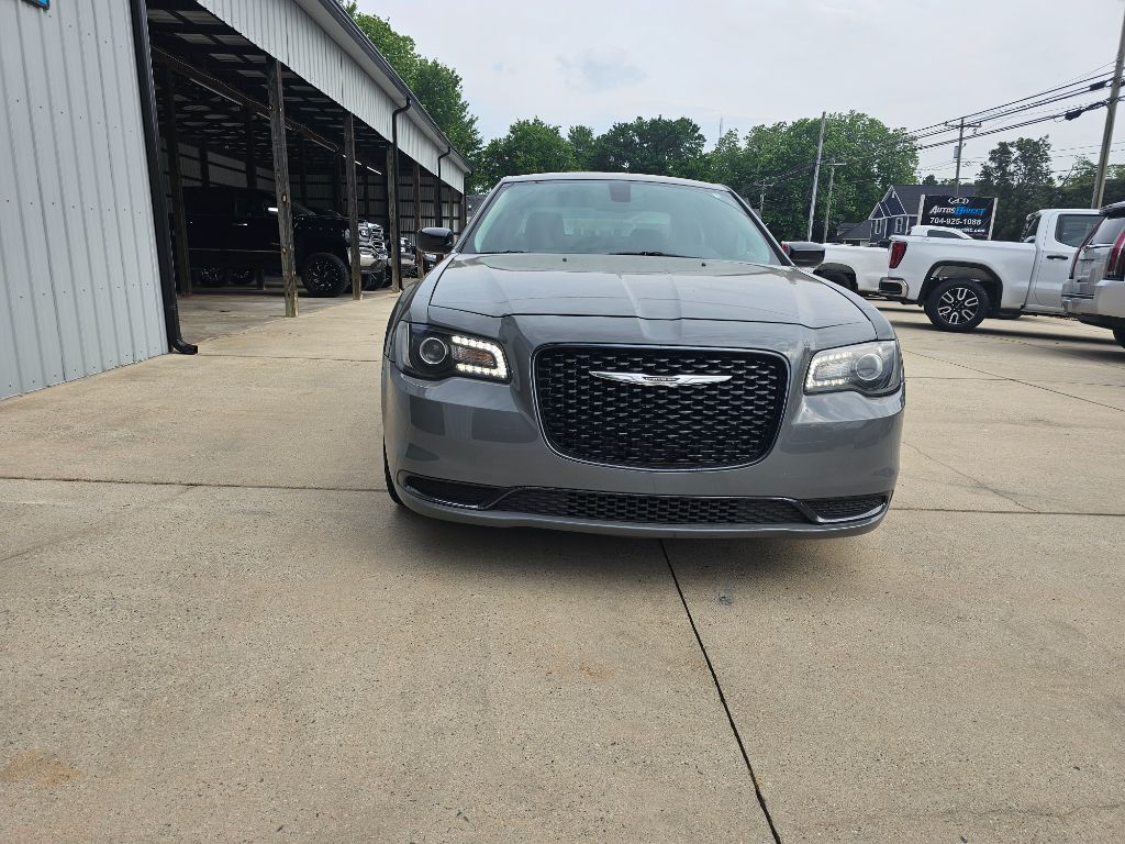 2019 Chrysler 300 Touring photo 12