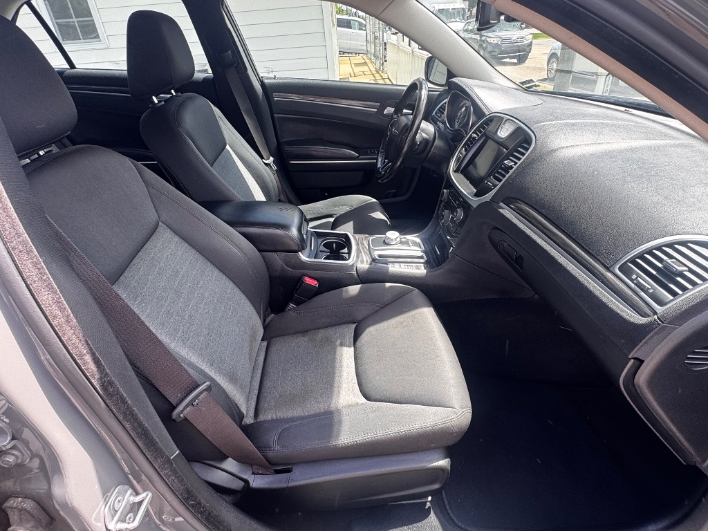 2019 Chrysler 300 Touring photo 19