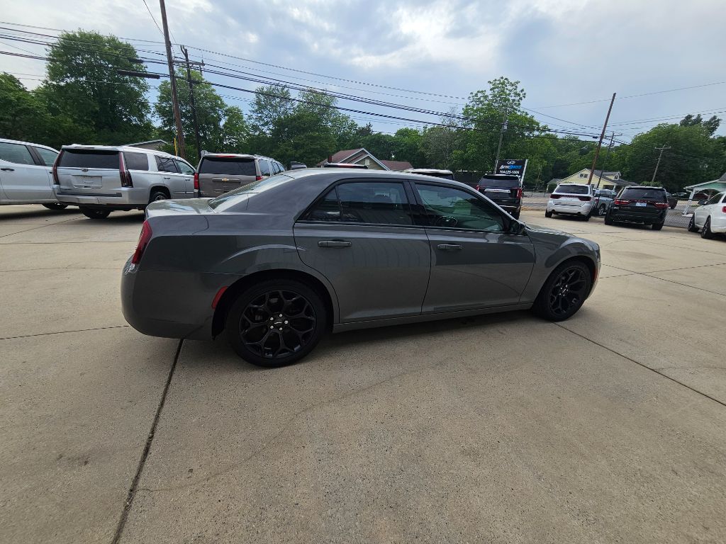 2019 Chrysler 300 Touring photo 11