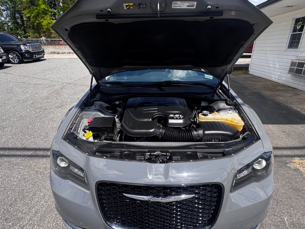 2019 Chrysler 300 Touring photo 26