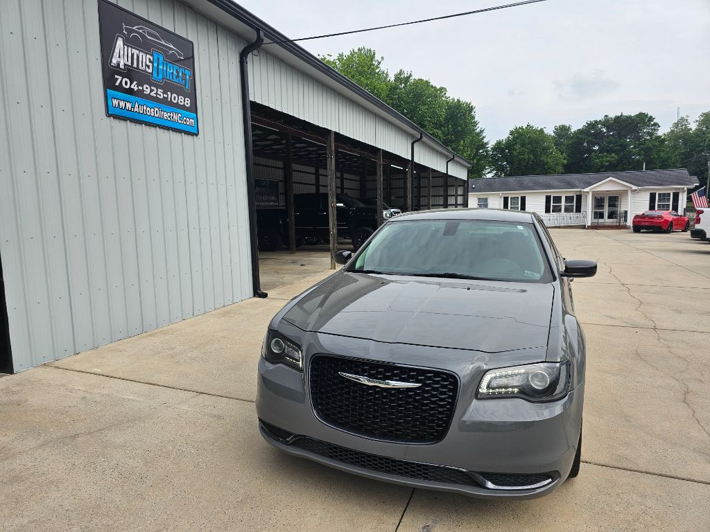 2019 Chrysler 300 Touring photo 13