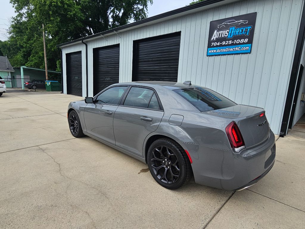 2019 Chrysler 300 Touring photo 10