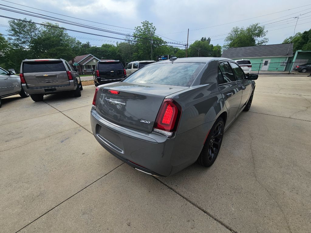2019 Chrysler 300 Touring photo 17