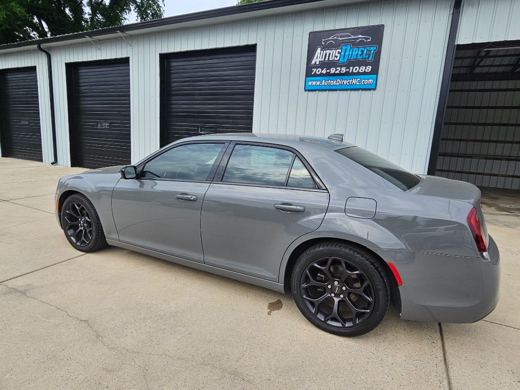 2019 Chrysler 300 Touring photo 9