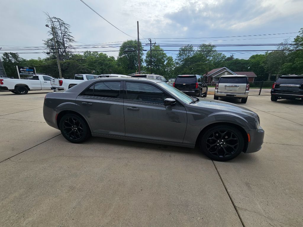 2019 Chrysler 300 Touring photo 8